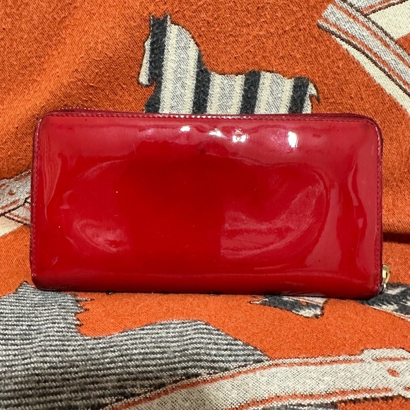 YVES SAINT LAURENT ❤️🌟 PATENT LEATHER RED ZIPPY WALLET ⭐️ - Picture 2 of 8